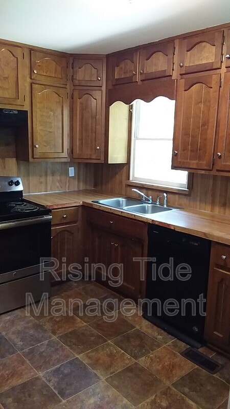 Building Photo - 825 Sherwood Forest Dr