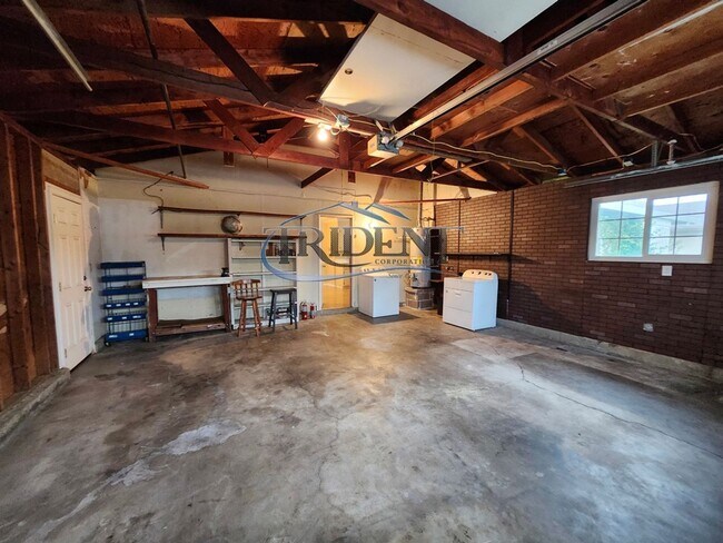 Building Photo - Cute 3 bedroom 2 bath