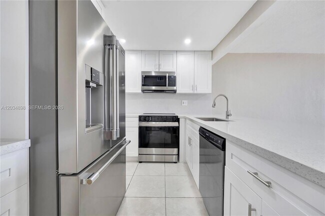Building Photo - 9001 SW 77th Ave