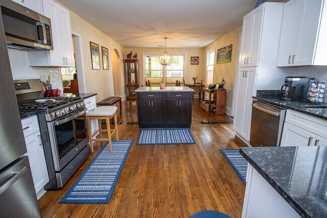 Building Photo - 2715 Kiawah Ave