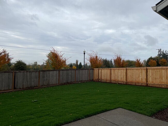 Building Photo - Lovely 4 Bed 2.5 Bath Home! Located near t...