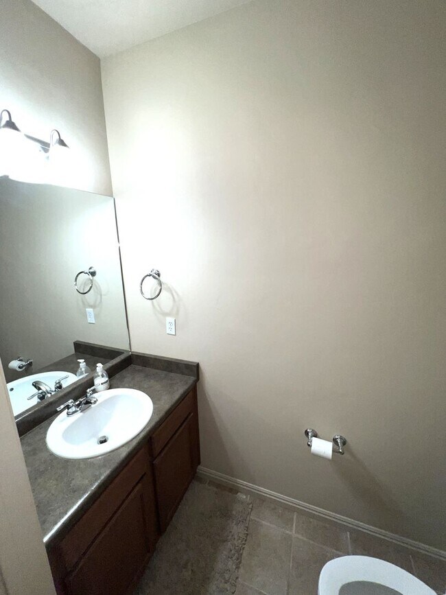 Building Photo - Spacious 6-Bedroom Home with 2 Kitchens in...