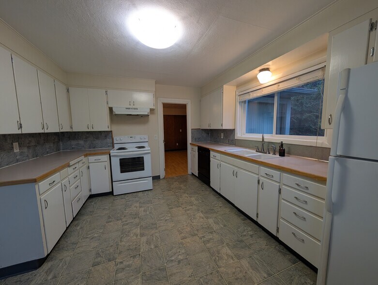 Building Photo - 2005 SE Taylor St