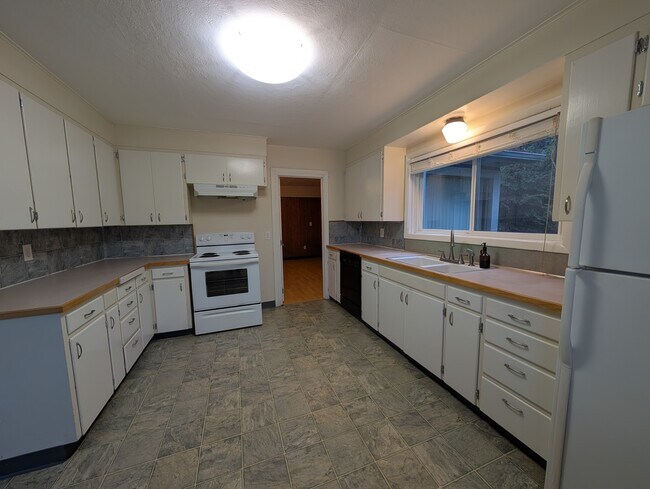 Building Photo - 2005 SE Taylor St