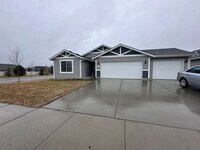 Building Photo - 3 bed 2 bath Rancher in Montrose a welcomi...