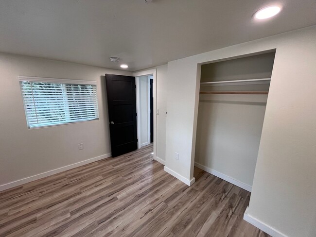 Building Photo - Just renovated! Stunning High-End Finishes!