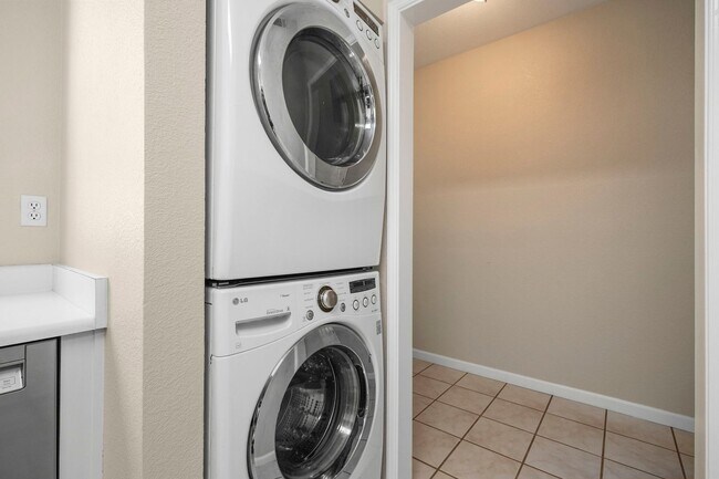 Building Photo - Beautiful single level condo, lower level ...
