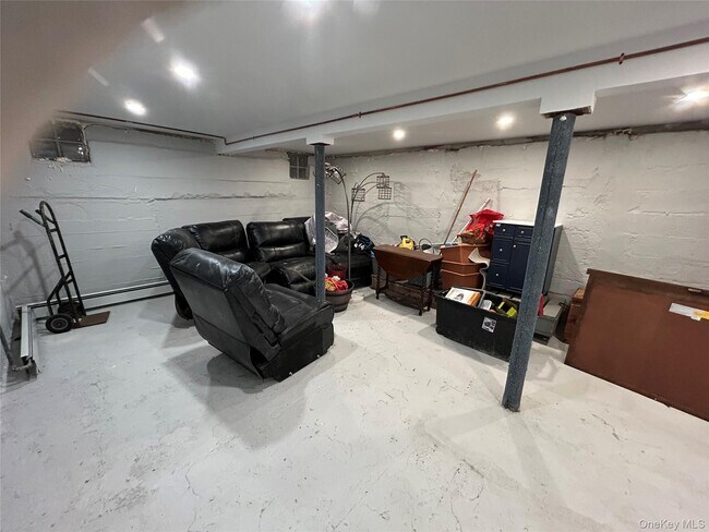 Building Photo - 19 Pine Ln