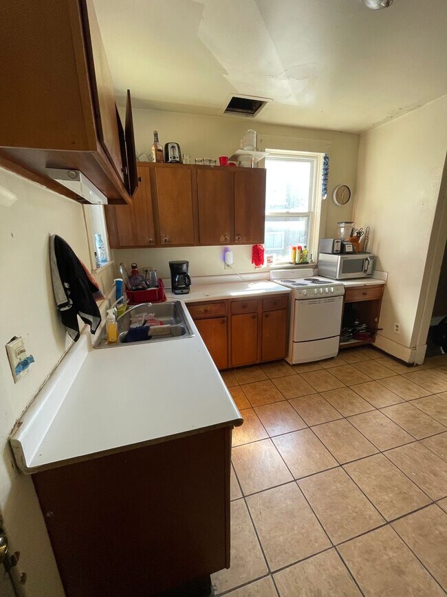 Building Photo - 3 bedroom 1 bath single family home with y...