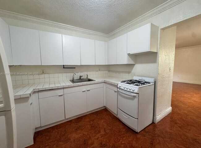 Building Photo - 1230 W 54th St
