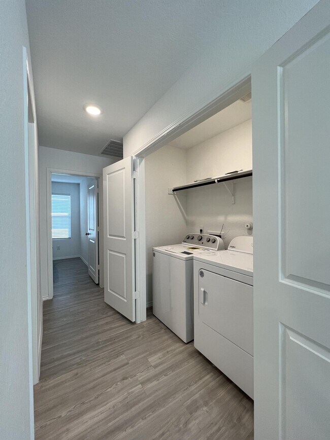 Building Photo - 8523 Grosbeak Cv