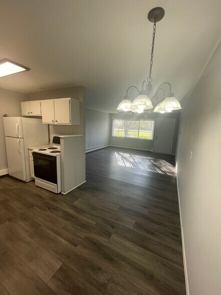 Eating area - 14228 Telegraph Rd