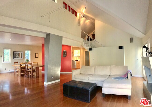 Building Photo - 1153 N Poinsettia Pl