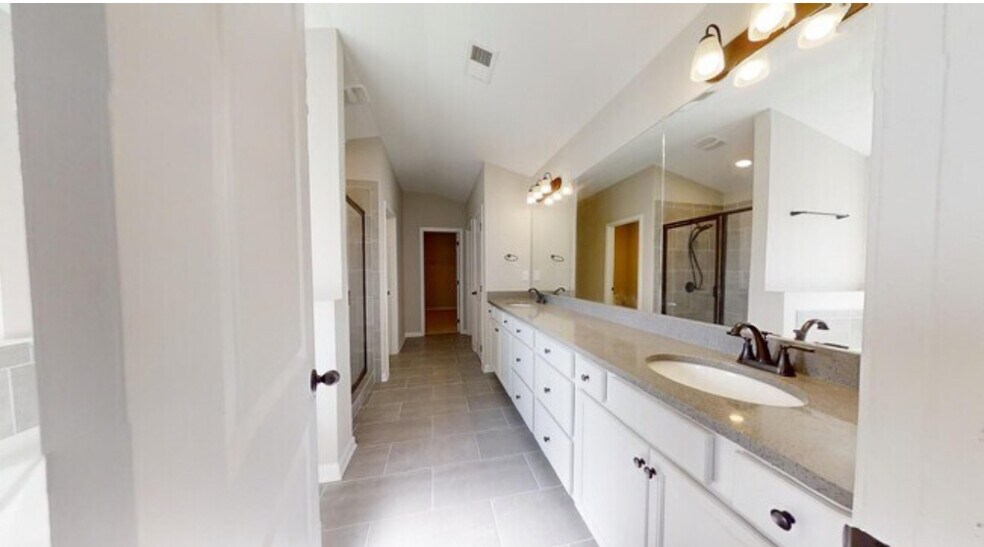 Master bathroom - 2101 Forrest Cv
