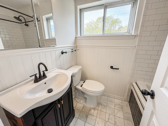 Building Photo - COME MEET YOUR NEW HOME IN KINGS GRANT!