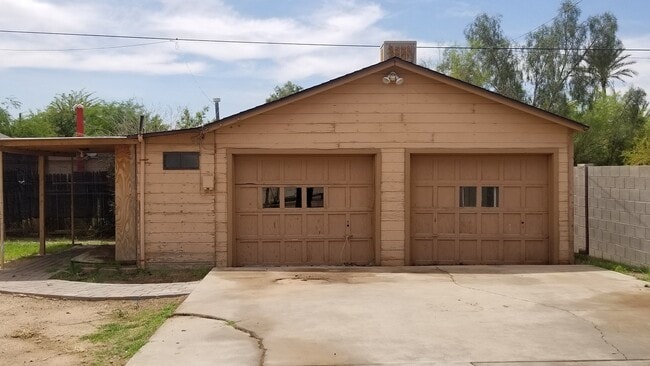 Building Photo - COZY AND AFFORDABLE UNIT ACROSS FROM CELEBRITY THEATER
