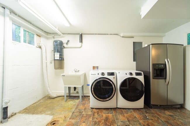 Building Photo - Luxurious Portland Heights home tucked away on a private street on nearly half an acre.