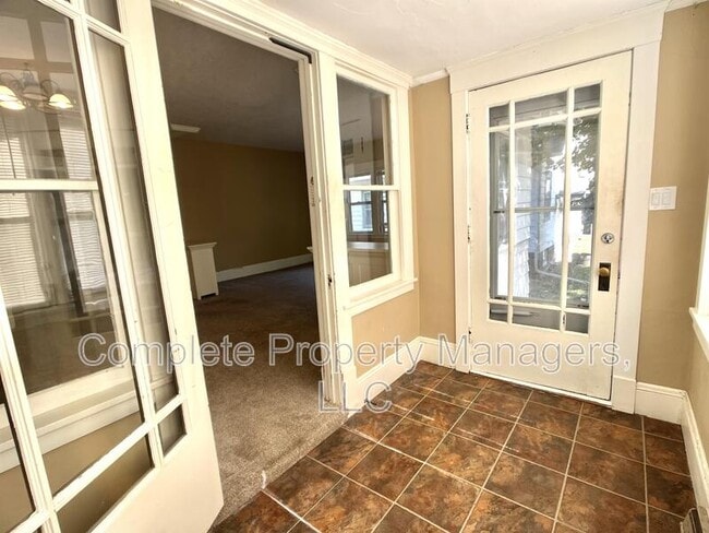 Building Photo - 806 John Farry Pl