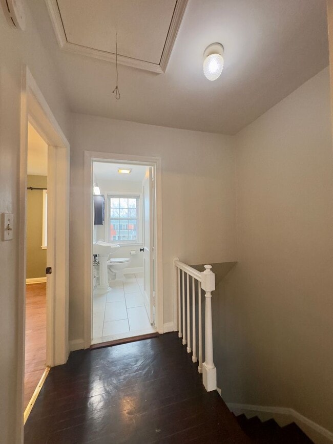 Building Photo - Charming 3-Bedroom Townhome with Modern Amenities in Parkville!