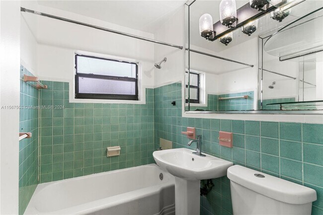 Building Photo - 560 NE 158th St