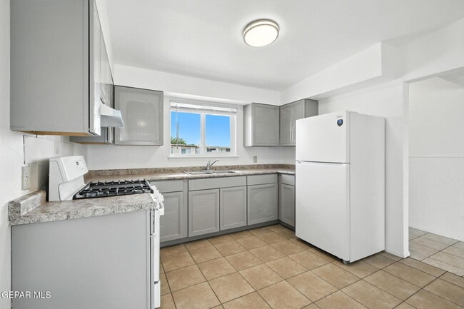 Building Photo - 5520 Edinburg Dr