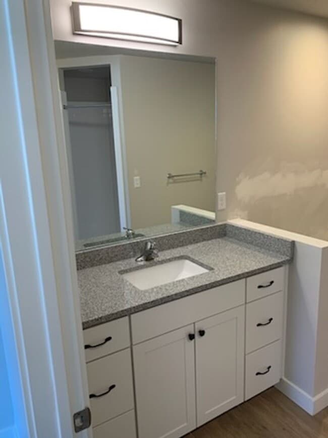 Building Photo - Spacious 4-Bedroom End-Unit Townhome with 2-Car Garage | Pet-Friendly | American Fork