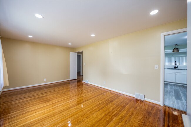 Building Photo - 503 Pineview Dr