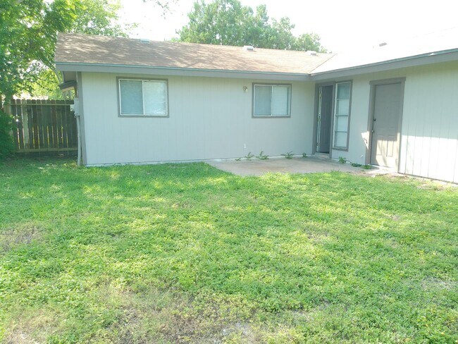 Building Photo - 1710 Sun Beam Dr