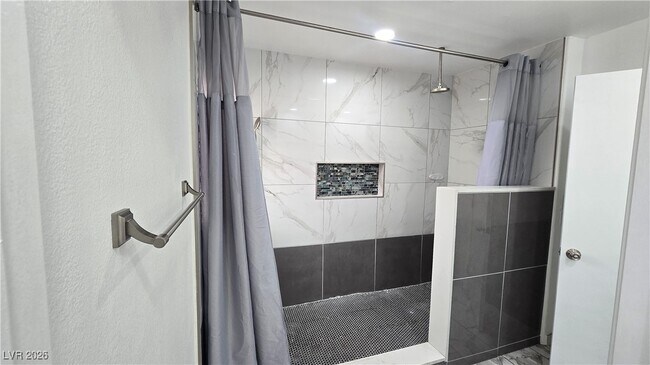 Building Photo - 5205 El Castano Ave