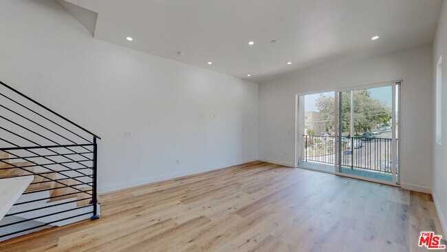 Building Photo - 4462 W Maplewood Ave