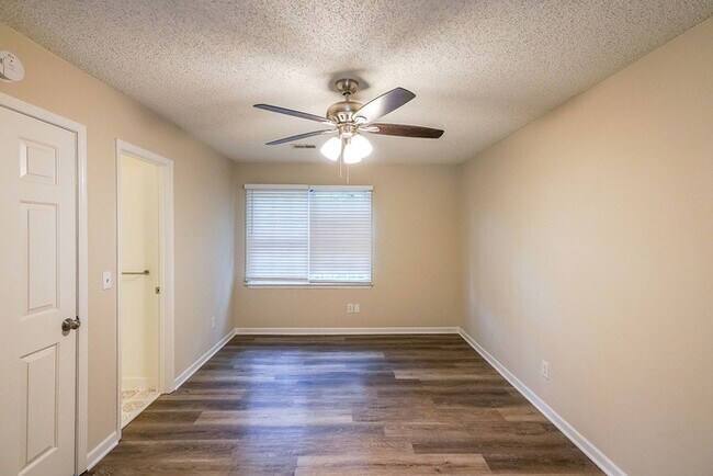 Building Photo - 317 E Claiborne Ct