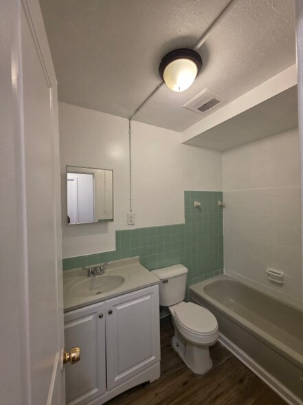 Building Photo - 3265 E 143rd St