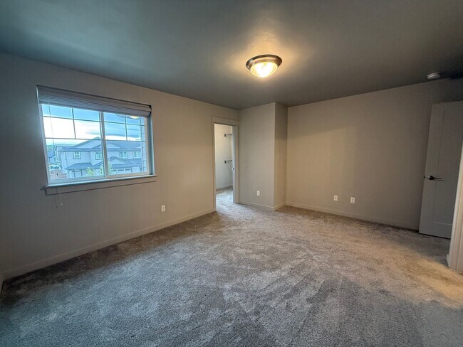 Building Photo - Beautiful 3 Bed/2.5 Bath Townhome - NE Bend