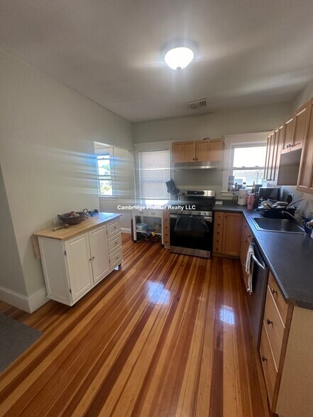 Building Photo - 399 School St