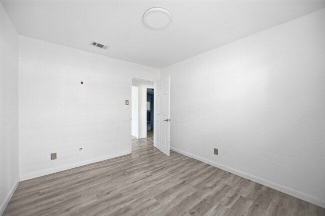 Building Photo - 5919 Van Fleet St