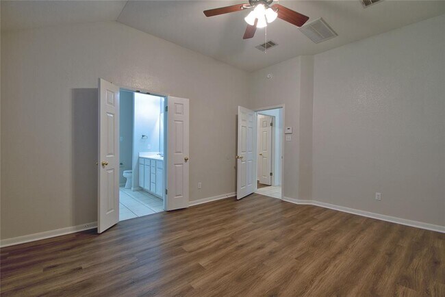 Building Photo - 120 Greenside Ln