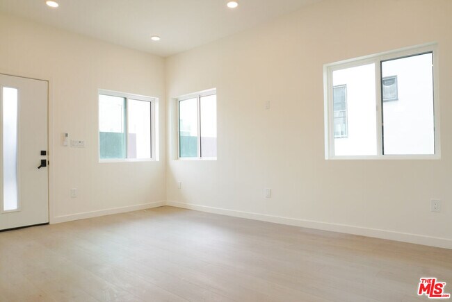 Building Photo - 1515 S Hayworth Ave