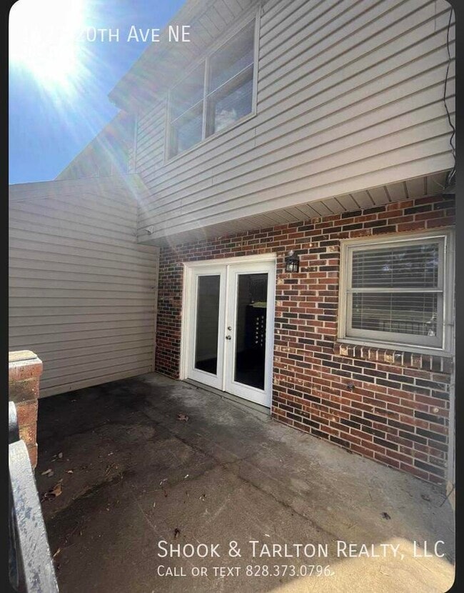 Building Photo - 1423 20th Ave NE