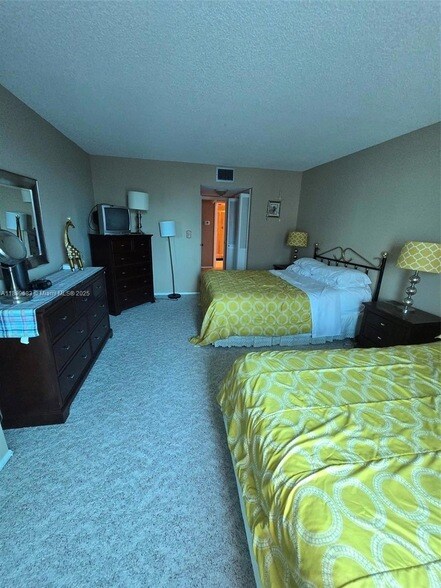 Building Photo - 4020 Galt Ocean Dr