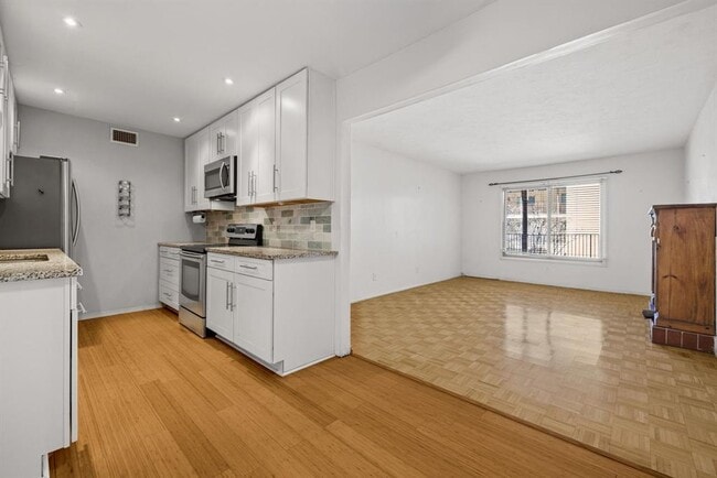 Building Photo - 505 W 7th St