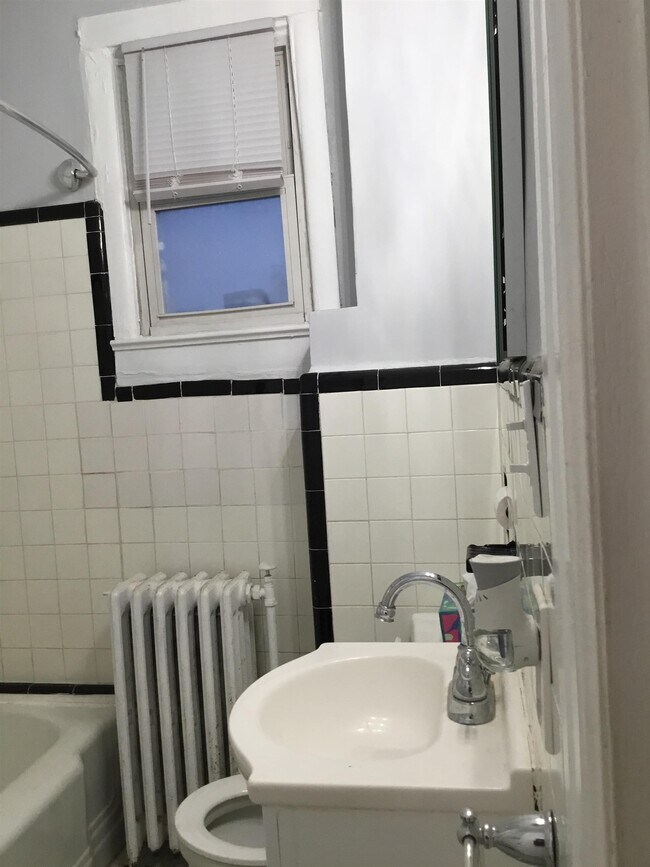 Building Photo - 1407 70th St