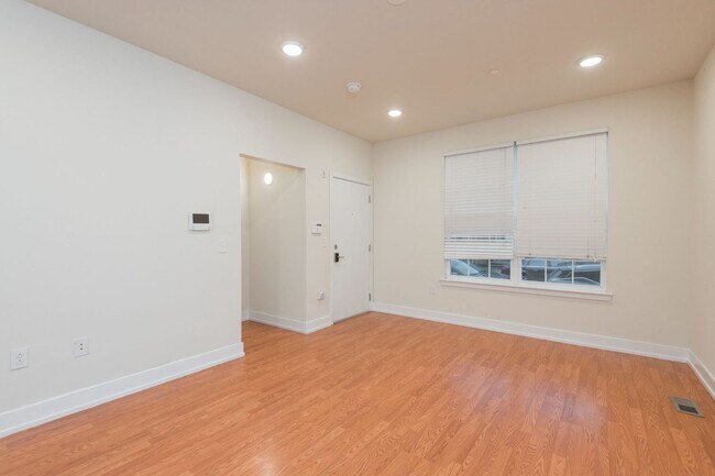 Building Photo - 1405 N Sydenham St