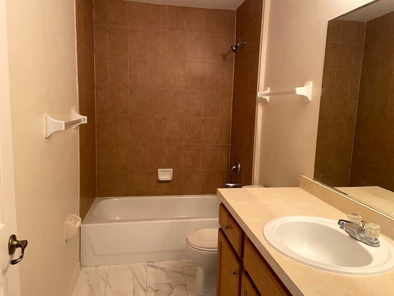 Building Photo - Available Now!!!. Huge 4 bedroom/Greenbriar Area.