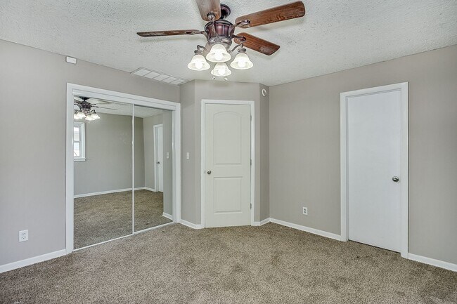 Building Photo - 545 Riverview Ave