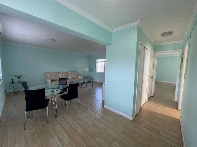 Building Photo - 323 Monroe St