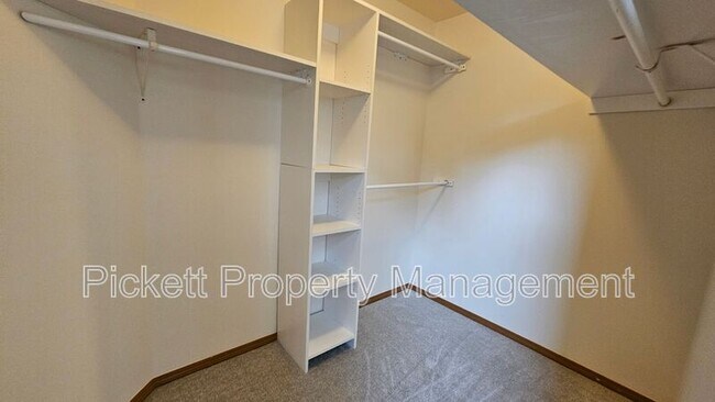 Building Photo - 12220 Ravena Pl NW