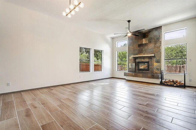 Building Photo - Stylish Townhouse in La Villa Serena