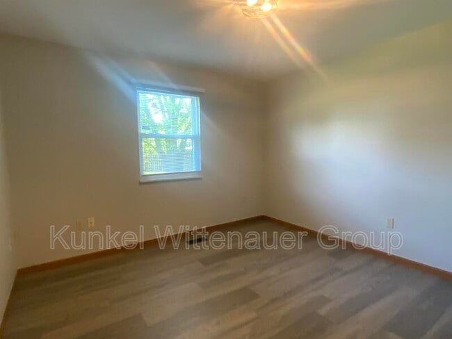 Building Photo - 111 Twin Oaks Dr