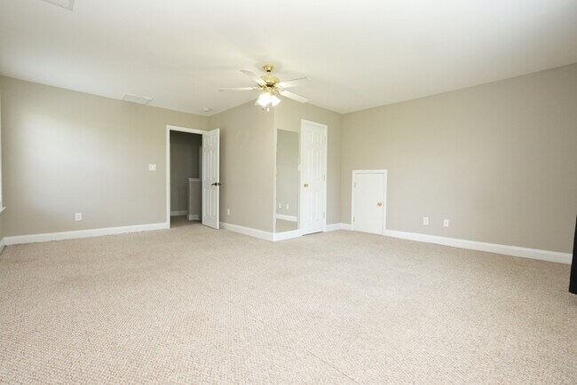 Building Photo - Spacious 4-bedroom, 2.5-bath home with a p...