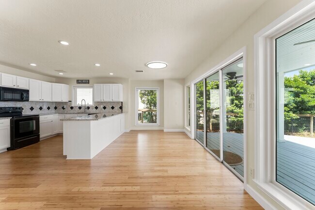 Building Photo - 3920 Brookhaven Dr